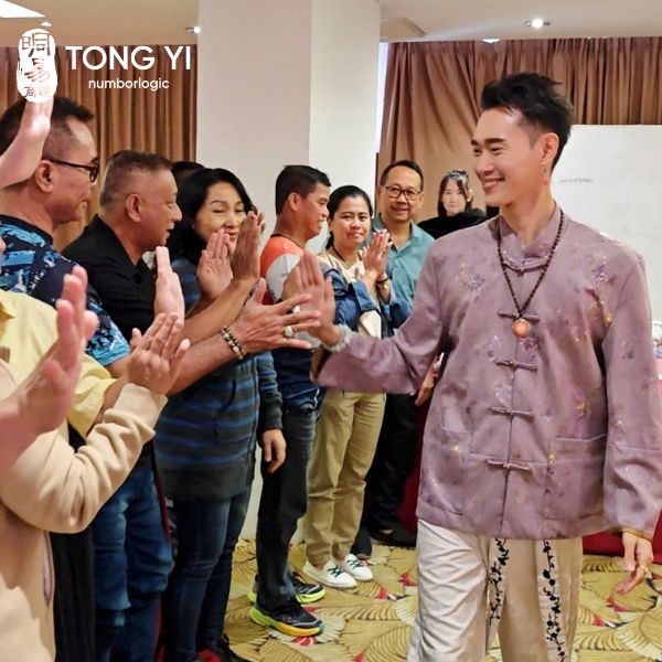 Sifu Bryan bersama pelajar di kelas Tong Yi